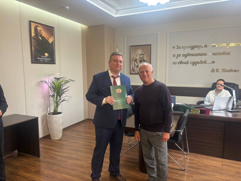 Адвокату Анатолию Кулакову вручено благодарственное письмо.